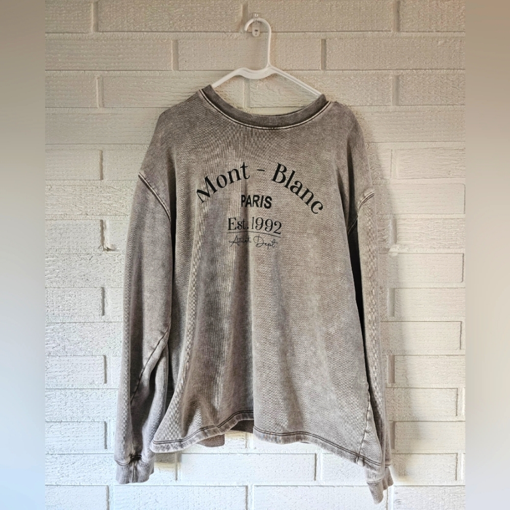 Loose Crewneck.                                       Color: Tope